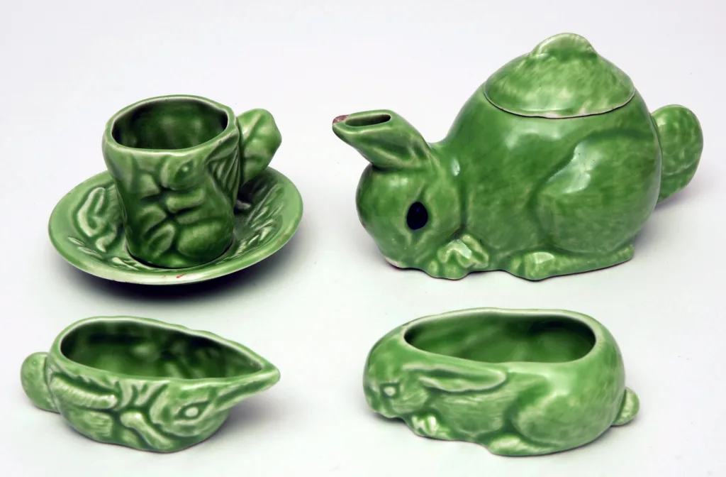 Child's teaset comprising teapot, jug, sugar bowl, cup and saucer